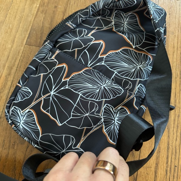 Fighting Eel Crossbody Bag Leaves Print Black - Picture 4 of 5